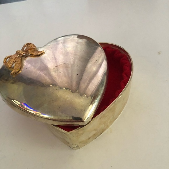 Vintage Heart-Shaped Silver Jewelry Box with Gold Bow. Made in Hong Kong - - Picture 4 of 8
